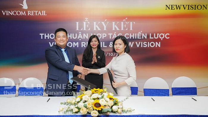 Ông Nguyễn Thế Hưng, Phó giám đốc Công ty trách nhiệm hữu hạn Bất động sản Newvision ký kết thỏa thuận với bà Trần Thu Hiền, Phó Tổng Giám đốc Kinh doanh và Marketing Vincom Retail trong buổi lễ tổ chức ngày 18/10